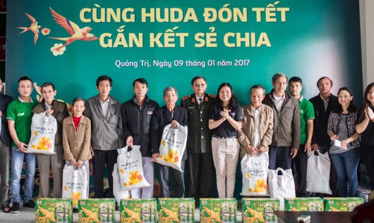 Carlsberg Việt Nam trao quà tết cho đồng bào Miền trung