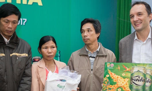 Carlsberg Việt Nam trao quà tết cho đồng bào Miền trung