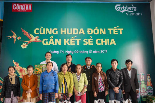 Carlsberg Việt Nam trao quà tết cho đồng bào Miền trung