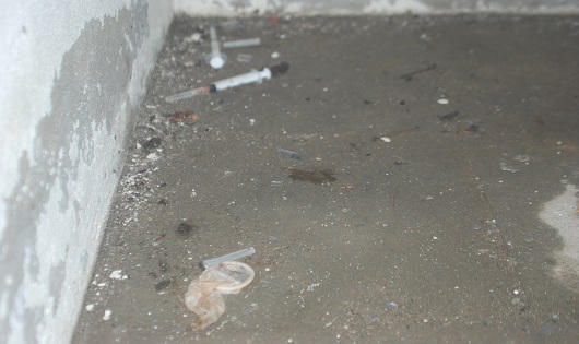 Ám ảnh kim tiêm và bao cao su vương vãi chân cầu Dã Viên