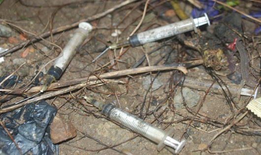 Ám ảnh kim tiêm và bao cao su vương vãi chân cầu Dã Viên