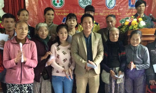 Trao quà tết cho bà con huyện Phú Lộc