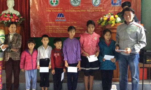 Trao quà tết cho bà con huyện Phú Lộc