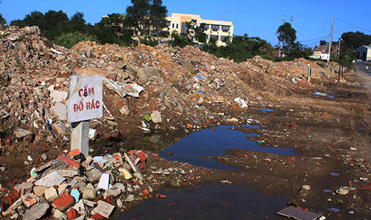  Huế: Sau một đêm nhiều tuyến đường  bỗng thành.... bãi rác