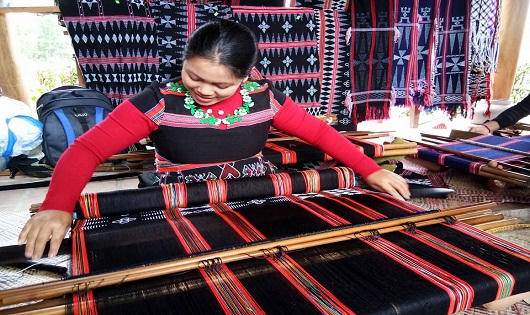 Huế: Đón nhận bằng Di sản văn hóa phi vật thể quốc gia nghề dệt dèng