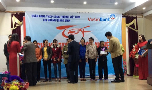 VietinBank Quảng Bình trao quà Tết cho người nghèo và đối tượng chính sách 
