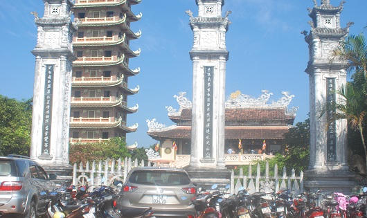 Người người nô nức xông đất chùa