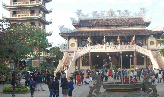 Người người nô nức xông đất chùa