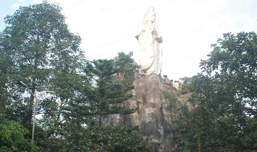 Người người nô nức xông đất chùa