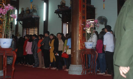 Người người nô nức xông đất chùa