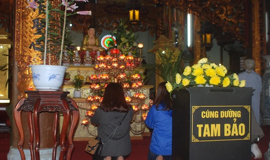 Người người nô nức xông đất chùa