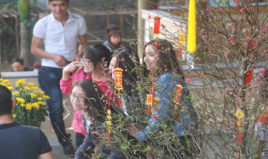 Người người nô nức xông đất chùa