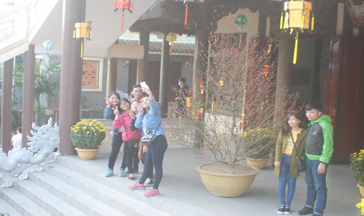 Người người nô nức xông đất chùa