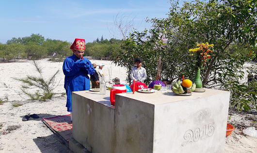 Quảng Trị: Hàng trăm trai tráng tranh nhau cướp cù cầu may 