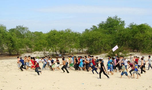 Quảng Trị: Hàng trăm trai tráng tranh nhau cướp cù cầu may 