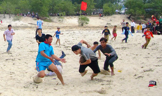 Quảng Trị: Hàng trăm trai tráng tranh nhau cướp cù cầu may 