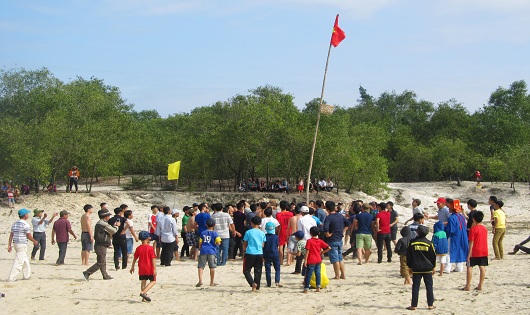 Quảng Trị: Hàng trăm trai tráng tranh nhau cướp cù cầu may 