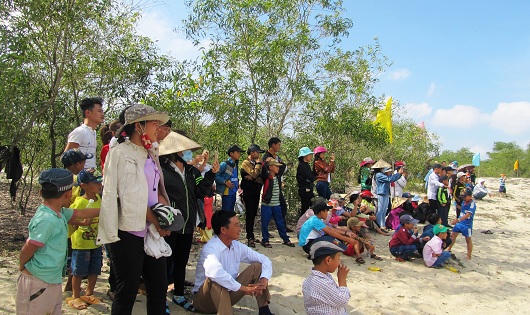 Quảng Trị: Hàng trăm trai tráng tranh nhau cướp cù cầu may 