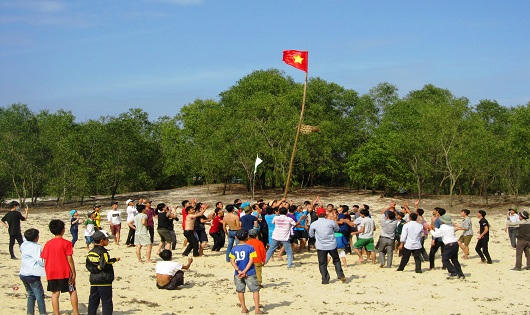 Quảng Trị: Hàng trăm trai tráng tranh nhau cướp cù cầu may 