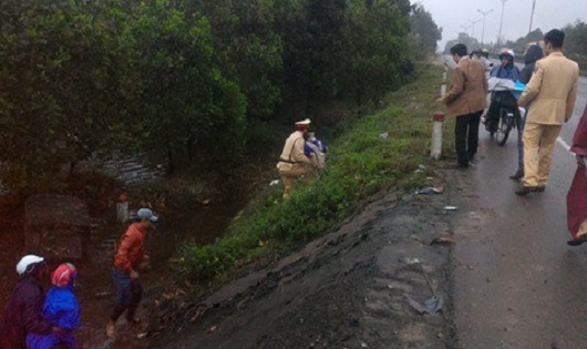 CSGT Huế cùng người dân lao xuống hồ cứu hai mẹ con gặp nạn 