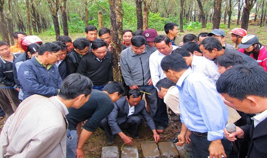 Đầu xuân nô nức kéo nhau xem trai làng trổ tài chẻ đá 