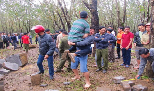 Đầu xuân nô nức kéo nhau xem trai làng trổ tài chẻ đá 