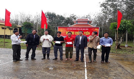 Đầu xuân nô nức kéo nhau xem trai làng trổ tài chẻ đá 