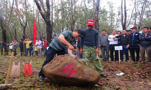 Đầu xuân nô nức kéo nhau xem trai làng trổ tài chẻ đá 