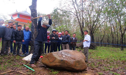 Đầu xuân nô nức kéo nhau xem trai làng trổ tài chẻ đá 