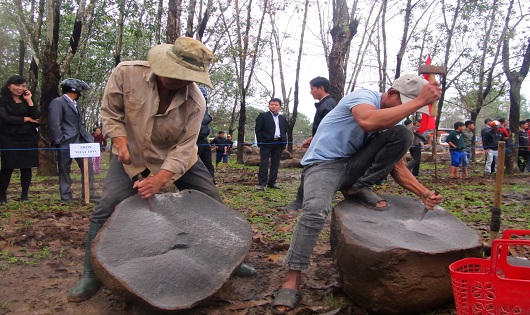 Đầu xuân nô nức kéo nhau xem trai làng trổ tài chẻ đá 