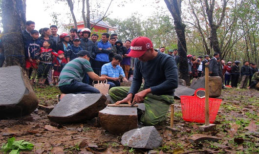 Đầu xuân nô nức kéo nhau xem trai làng trổ tài chẻ đá 