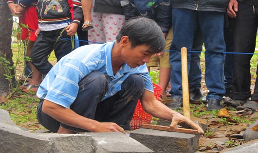 Đầu xuân nô nức kéo nhau xem trai làng trổ tài chẻ đá 