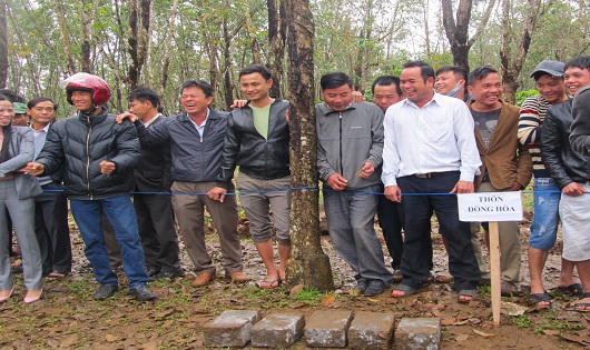 Đầu xuân nô nức kéo nhau xem trai làng trổ tài chẻ đá 