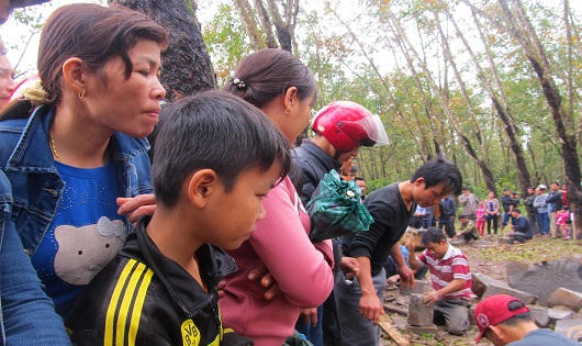 Đầu xuân nô nức kéo nhau xem trai làng trổ tài chẻ đá 