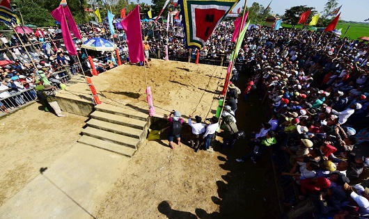 Độc đáo lễ hội vật làng Sình