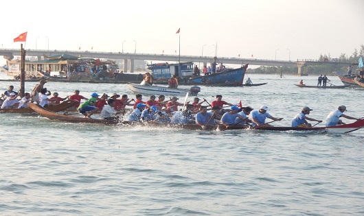 Linh thiêng lễ hội Cầu Ngư lớn nhất đất Cố đô