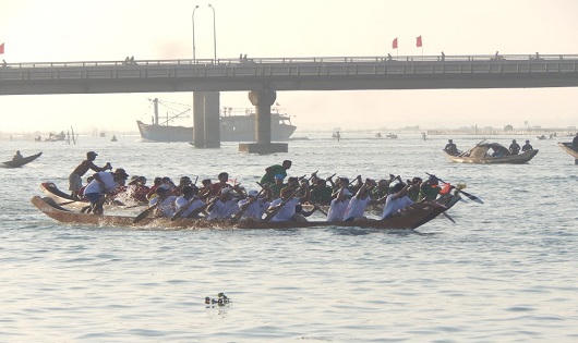 Linh thiêng lễ hội Cầu Ngư lớn nhất đất Cố đô