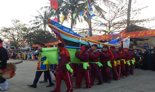Linh thiêng lễ hội Cầu Ngư lớn nhất đất Cố đô