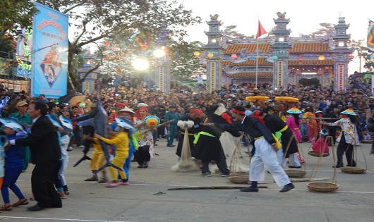 Linh thiêng lễ hội Cầu Ngư lớn nhất đất Cố đô