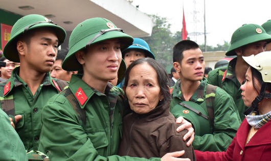 Nữ cử nhân Cố đô tình nguyện lên đường nhập ngũ