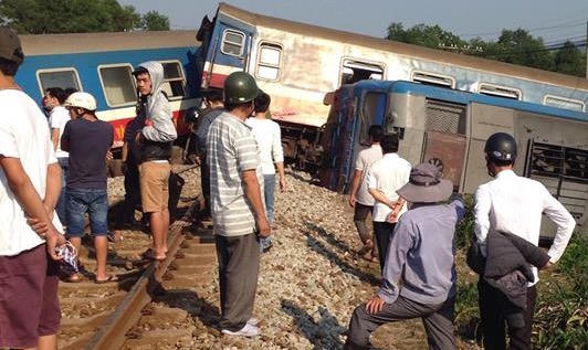 Đâm xe tải, toa tàu SE2 lật khỏi đường ray, 3 người chết