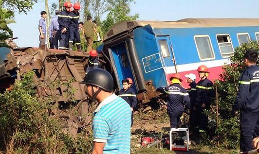 Đâm xe tải, toa tàu SE2 lật khỏi đường ray, 3 người chết