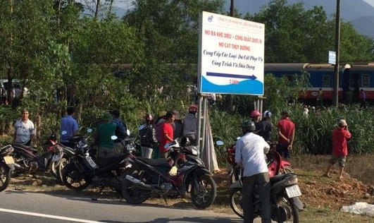 Đâm xe tải, toa tàu SE2 lật khỏi đường ray, 3 người chết