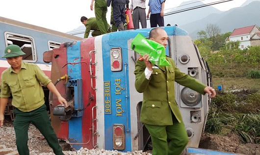 Dang lấy hộp đen của tàu SE2, xác định nguyên nhân tai nạn