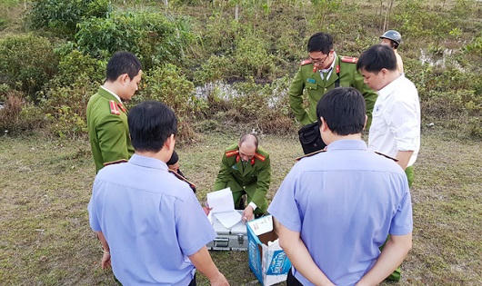 Dang lấy hộp đen của tàu SE2, xác định nguyên nhân tai nạn