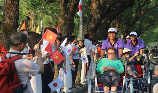 Cố đô Huế nồng nhiệt đón chào Nhật hoàng và hoàng hậu