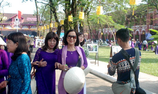 Nữ sinh Đồng Khánh duyên dáng trong lễ kỷ niệm 100 năm thành lập trường 