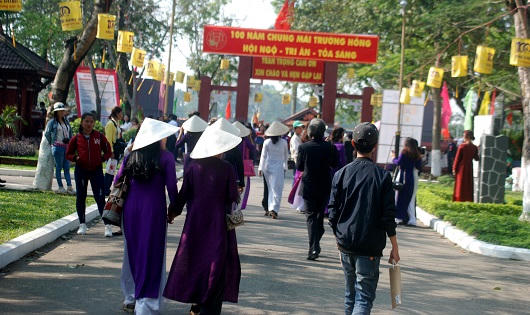 Nữ sinh Đồng Khánh duyên dáng trong lễ kỷ niệm 100 năm thành lập trường 