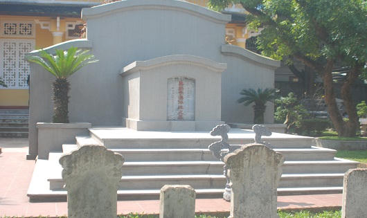 Báo Nhật đưa tin trực tiếp Nhật hoàng thăm khu lưu niệm Phan Bội Châu