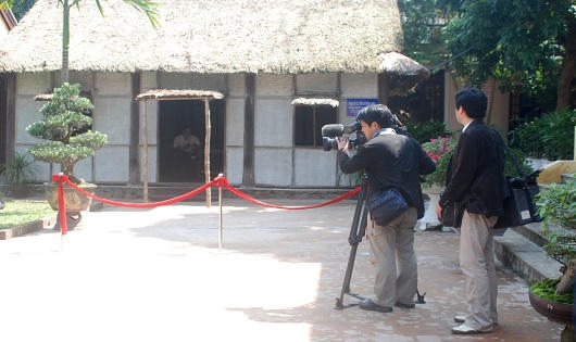 Báo Nhật đưa tin trực tiếp Nhật hoàng thăm khu lưu niệm Phan Bội Châu